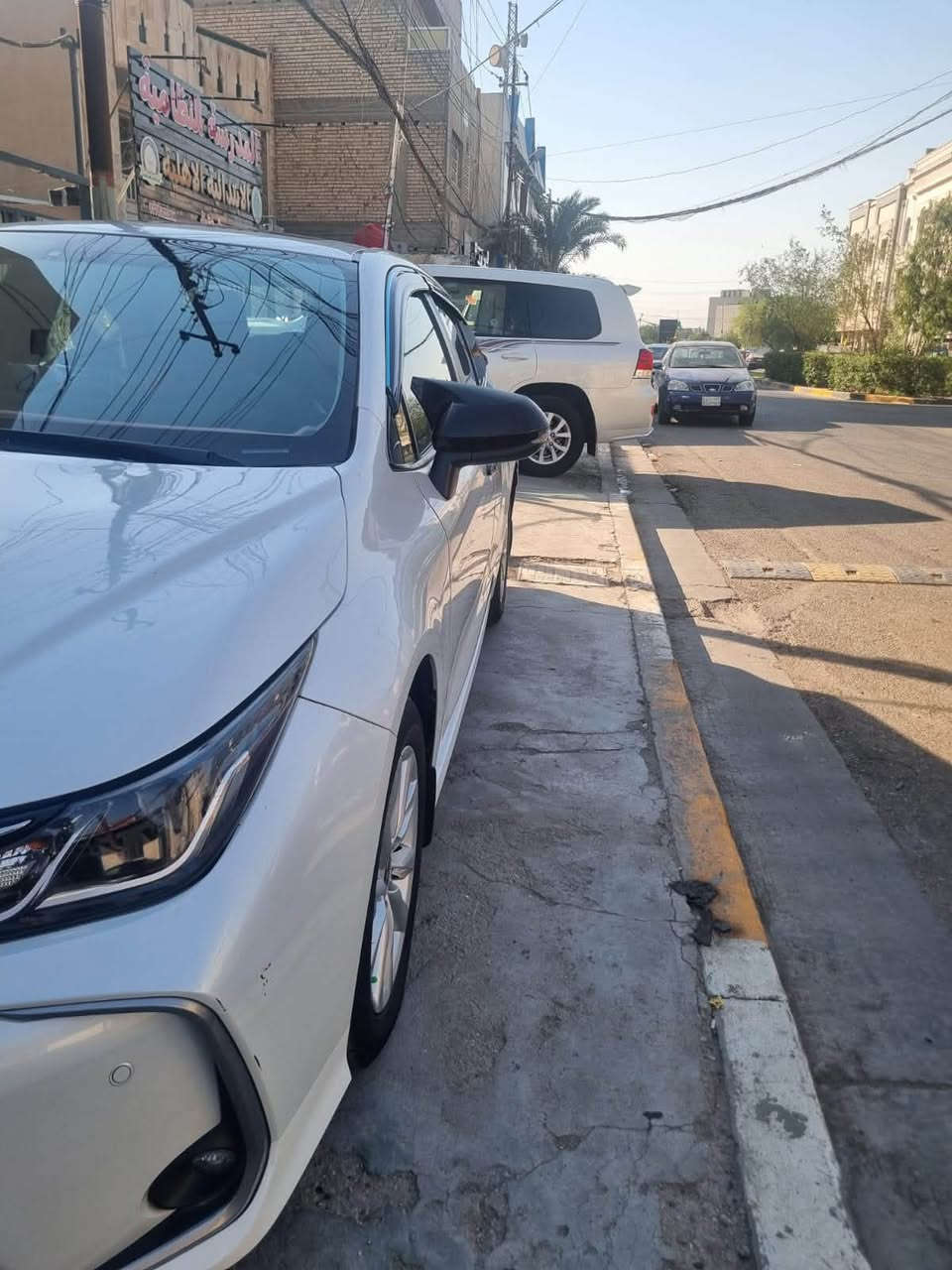 السلام عليكم سياره كورلا سارز للبيع موديل 2023 سياره مال بيت مال جناي تخم تاير تبريد ثلج حداديه 100/100 فول مواصفات مري شفط بصمه تشغيل بصمه ابواب فتحه شاشه كامره تحكم وباقي المواصفات محرك 1800  المعروفه رقم اربيل ابسمي ماشيه 69 بيهه حالوب خفيف ممبين وبارد شبر بل باب عكس السايق العنوان بغداد الحريه رقم الهاتف ***********
