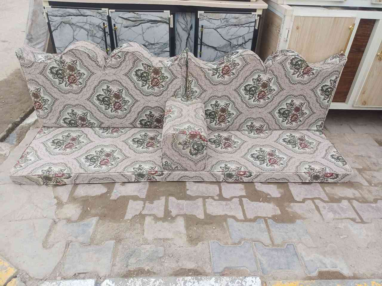 جلسه ونص ملكيه تركي ربل ضغط عالي وجهين سمك دوشك 10 سم تفرش 10 ب 4 تجي 18 ضهر 10 دوشك 10 تكيات 3 زوايه جلسه بعدهي باكيت ستعمال كلش قليل
سعر 650 الف وبيه مجال بصيط 
العنوان الخضر شارع جياشي محلات ال حجي رشيد 😍😍 *********** يوجد خدمت توصيل
