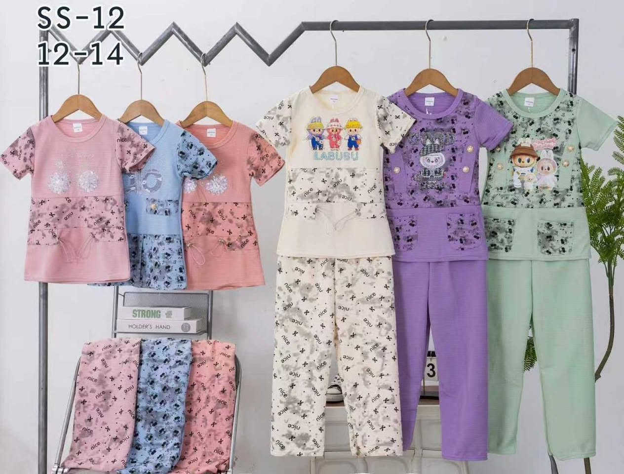 🌹🌹تم وصول وجبه تراك بناتي ستراس + لابو بو  خاماية الحجري الأصلي والأسعار ادناه حسب الأحجام :
12-14 سعر الدرزن     42  ألف
15-17 سعر الدرزن     48 ألف
18-20 سعر الدرزن    54 ألف
مستمرين معكم في عرض موديلات  والصيفيه   

متمنيا لكم الرزق الوفير بإذن الله تعالى 
مكان المحل / النجف الاشرف - خان مخضر 
الحجز / مراسلة واتساب ***********  📞
التوصيل / يوجد توصيل لكل  الَمحافظات 🚛.
