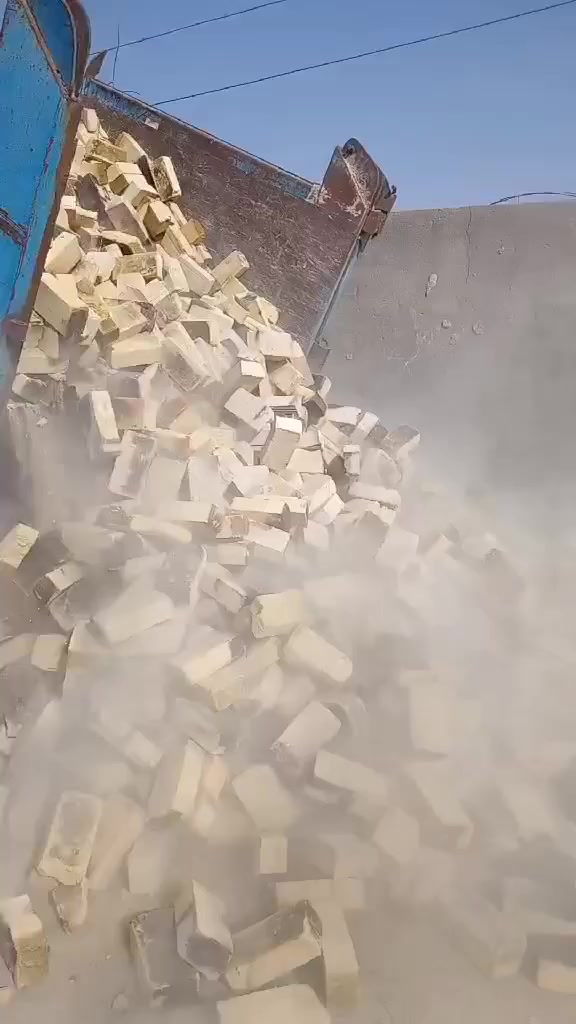 يوجد طابوق مجمع الديوانيه والاسعار مناسبه وبخير وتدلل وطابوقه واحد على واحد ***********
