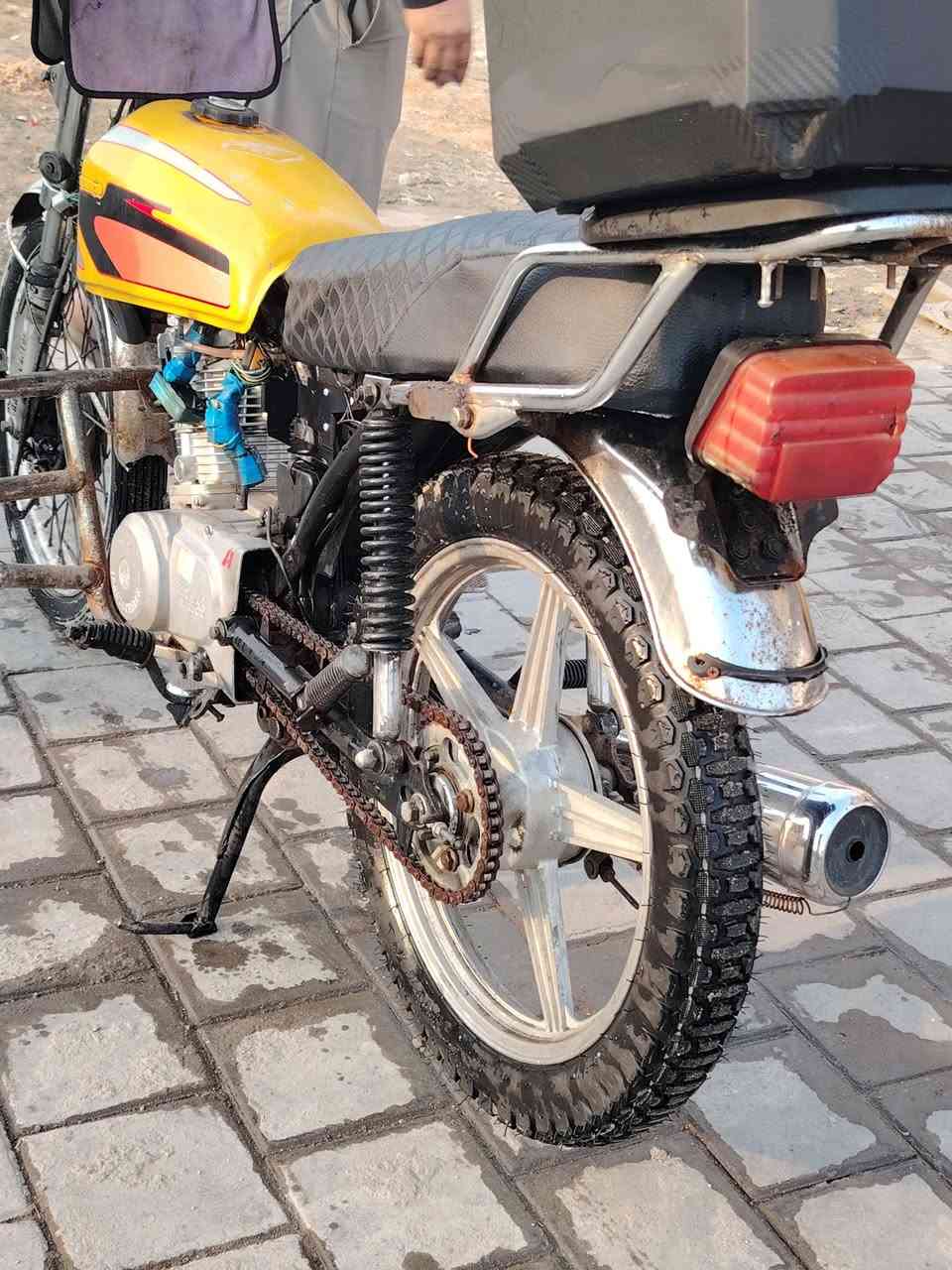 سلام عليكم دراجة ايراني ربعة كير دراجة خير من الله نقصهة بس كهربائيّة ضفيرة بيهة كاملة صندوك مو ياهة صالنصة كاتم محرك خير من الله والله مايوم وكفتني تايرات اجدد سعر 250 وبيهة مجال مكان بغداد مدينة الصدر ***********
