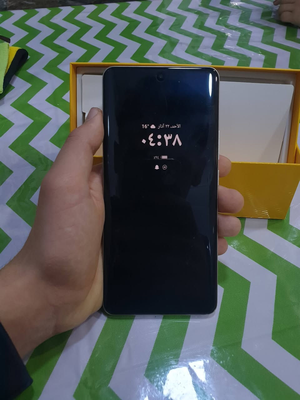 سلام عليكم 

ريلمي15برو 5G

جهاز يشغل ببجي بدقت 144هرتز بمعنى 120افريم

مراوس بايفون 

مواصفات الجهاز

الأداء والمعالج: يعمل الهاتف بمعالج Qualcomm Snapdragon 7 Gen 4 ثماني النواة بتقنية تصنيع 4 نانومتر، مما يوفر أداءً قوياً وسلساً في الألعاب والمهام المتعددة.
الشاشة: شاشة AMOLED منحنية (4D Curve+) بمقاس 6.8 بوصة وبدقة 1.5K (1280x2800 بكسل). تدعم معدل تحديث يصل إلى 144Hz وسطوعاً أقصى يبلغ 6500 شمعة.
البطارية والشحن: يضم بطارية عملاقة بسعة 7000mAh تدعم الشحن السريع SUPERVOOC بقدرة 80 واط، حيث يمكن شحن 50% من البطارية في حوالي 25 دقيقة.
الكاميرا:
الخلفية: نظام كاميرا مزدوج (أو ثلاثي حسب بعض النسخ) بدقة 50 ميجابكسل للكاميرا الرئيسية بمستشعر Sony IMX896 مع مثبت بصري OIS، وكاميرا واسعة جداً بدقة 50 ميجابكسل.
الأمامية (سيلفي): بدقة 50 ميجابكسل قادرة على تصوير فيديو بدقة 4K.
الذاكرة والتخزين: يتوفر بخيارات متعددة تصل إلى 12 جيجابايت RAM (مع دعم Dynamic RAM حتى 14 جيجابايت إضافية) ومساحة تخزين داخلية تصل إلى 512 جيجابايت من نوع UFS 3.1.
النظام والتصميم: يعمل بنظام Android 15 مع واجهة Realme UI 6.0، ويأتي بتصميم نحيف بسمك 7.79 ملم رغم حجم البطارية الكبير.
ميزات إضافية: مقاومة الماء والغبار بمعيار IP69، نظام تبريد سائل بمساحة 7000 ملم مربع، ودعم تقنية NFC


**إذا كنت صاحب هذا الإعلان وتريد حذفه لأي سبب، رجاءا أرسل رسالة إلى الدعم الفني**