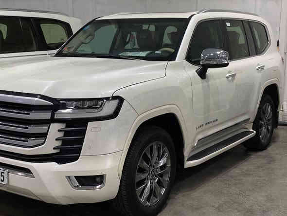 السلام عليكم
لاندكروزر 2023 VX
V6 
فول مواصفات 
و معروفة مواصفات الفي اكس 
بيها ربع البنيد صبغ 
و السيارة مغلفة 
PPF 
و السونار موجود وية الصور 
خير من الله السيارة ما ينقصها شيء 
السعر المطلوب
63٫000 قابل للتفاوض للأستفسار هذا رقم راعيها  ما يقصر وياكم 
***********
بغداد مكانها
