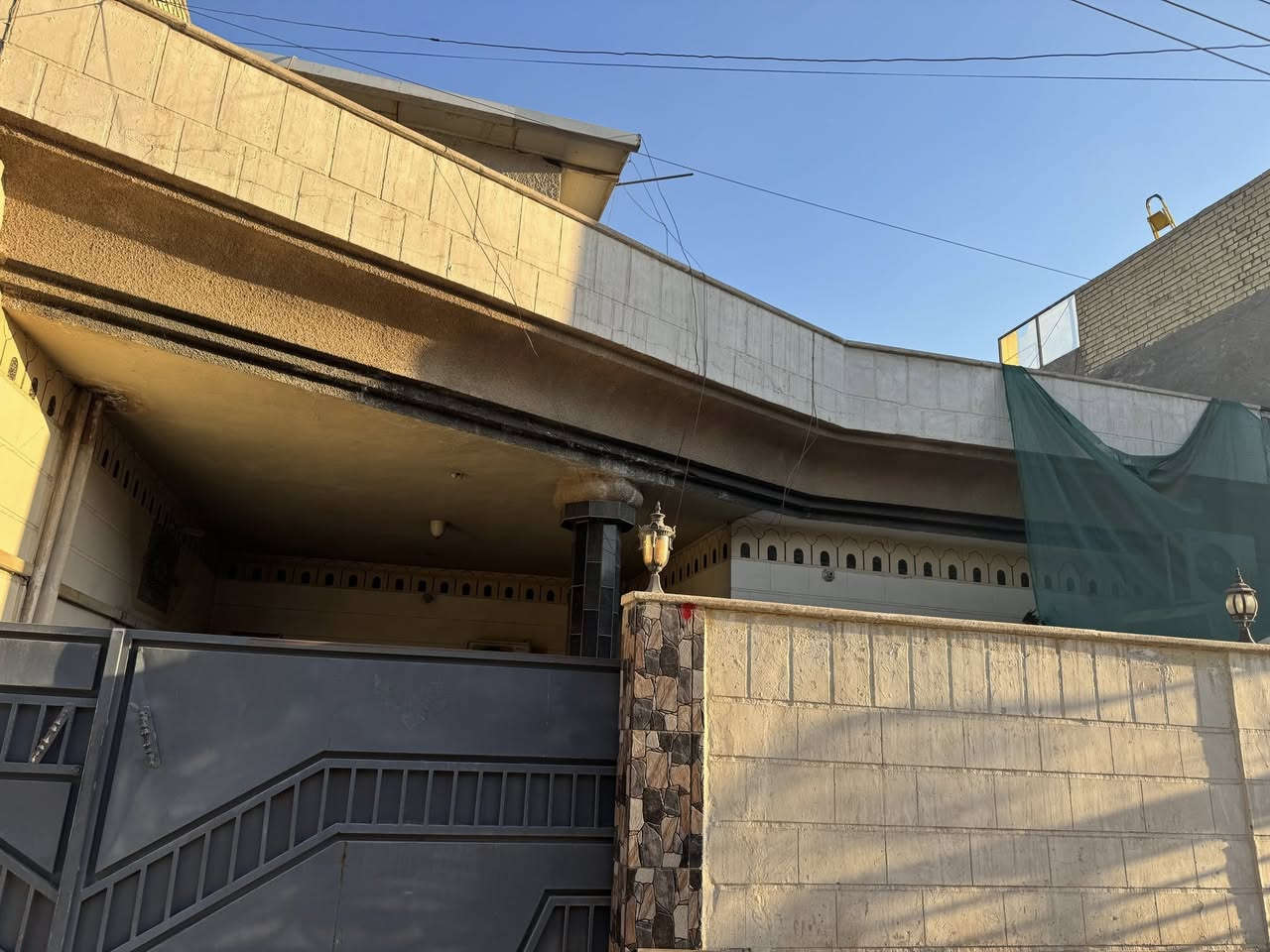 السلام عليكم  بيت للبيع في منطقه الزعفرانيه قرب جامع الصدرين قريب على الشارع العام مساحته 250 طابو صرف متكون من 3 غرف نوم طابق ثاني غرفتين طابق ارضي مضيف جبير وباقي التفاصيل تواصل وياي واتساب موجود ***********
