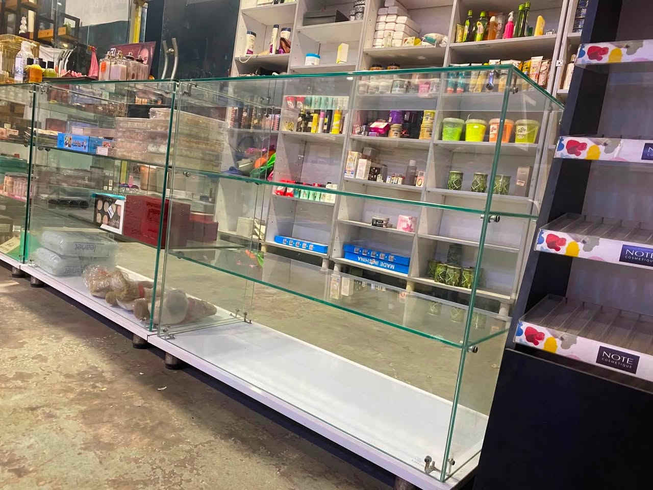 للبيع
رفوف خشبية عدد 60 قياسات طول 220 عرض 120 عمق30

ڤاترينا زجاج عدد 5 قياس طول 85 عرض 97 عمق 38

المكان حي الامانة ساحة مظفر مقابل المحكمة للاستفسار اكثر التواصل على الرقم ***********
