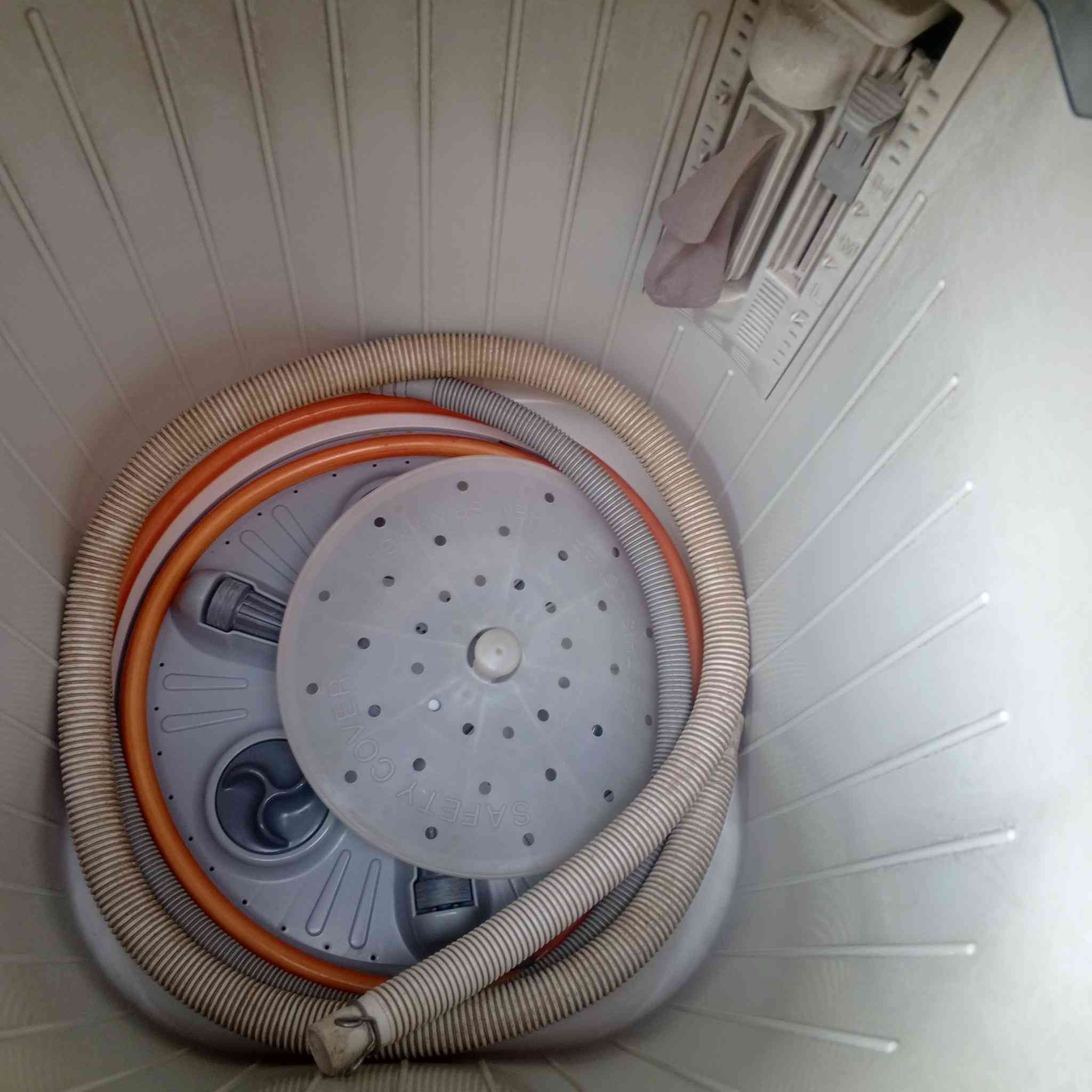 صباح الخير والسعادة عندي غساله كلش نظيفه للبيع سعرها 100وبيها مجال بسيط حك الجيه العنوان حي التراث  قرب كهوه وادي الذئب وهاذا رقمي ***********
