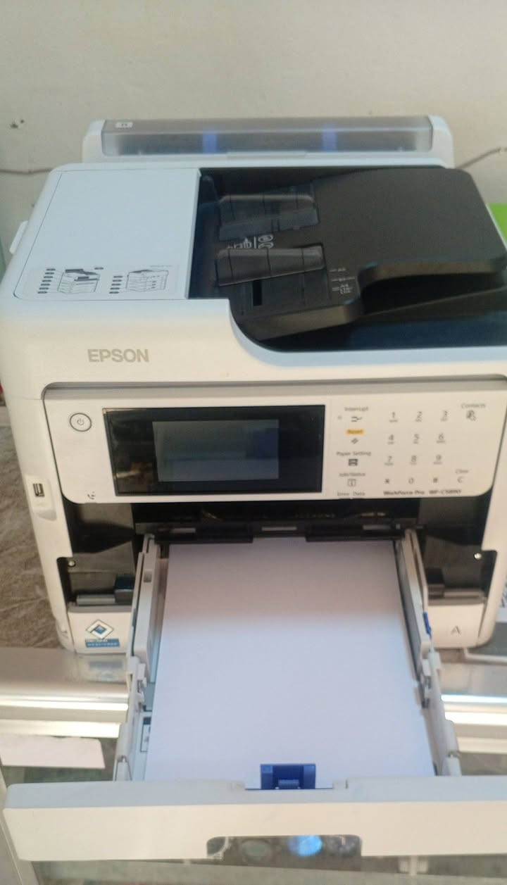 الغنيه عن التعريف 
ابسون WF -C5890
طابعه مكتبيه احترافيه 
تدعم الطباعه وجهين 
20 نسخه بدقيقه وجهين
ملون واسود وابيض
تطبع من الموبايل و الحاسبه
مكان فلاش 
شاشه لمس 
بيه فيدر مال ملازم يتحمل 50 ورقه 
سكنر 
ثنين حامل ورق 
حبره متوفر وموجود (سائل)
الطابعه نضيفه وعلى الفحص 
مكاني النجف 
السعر 550


**إذا كنت صاحب هذا الإعلان وتريد حذفه لأي سبب، رجاءا أرسل رسالة إلى الدعم الفني**