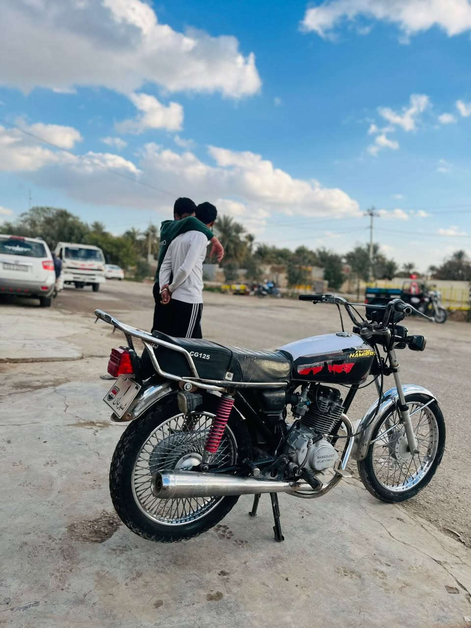 سلام عليكم ورحمة الله وبركاته 
ماطور للبيع   نامه 
ماطور مابيه اي نقص كهربائيات كله شغال 
مكينه خير من الله 
ماطور بعده عل بلاد 
اوراق كامله وياه اربع اوراق 
مكان ديالى شهربان  المقداديه
***********
