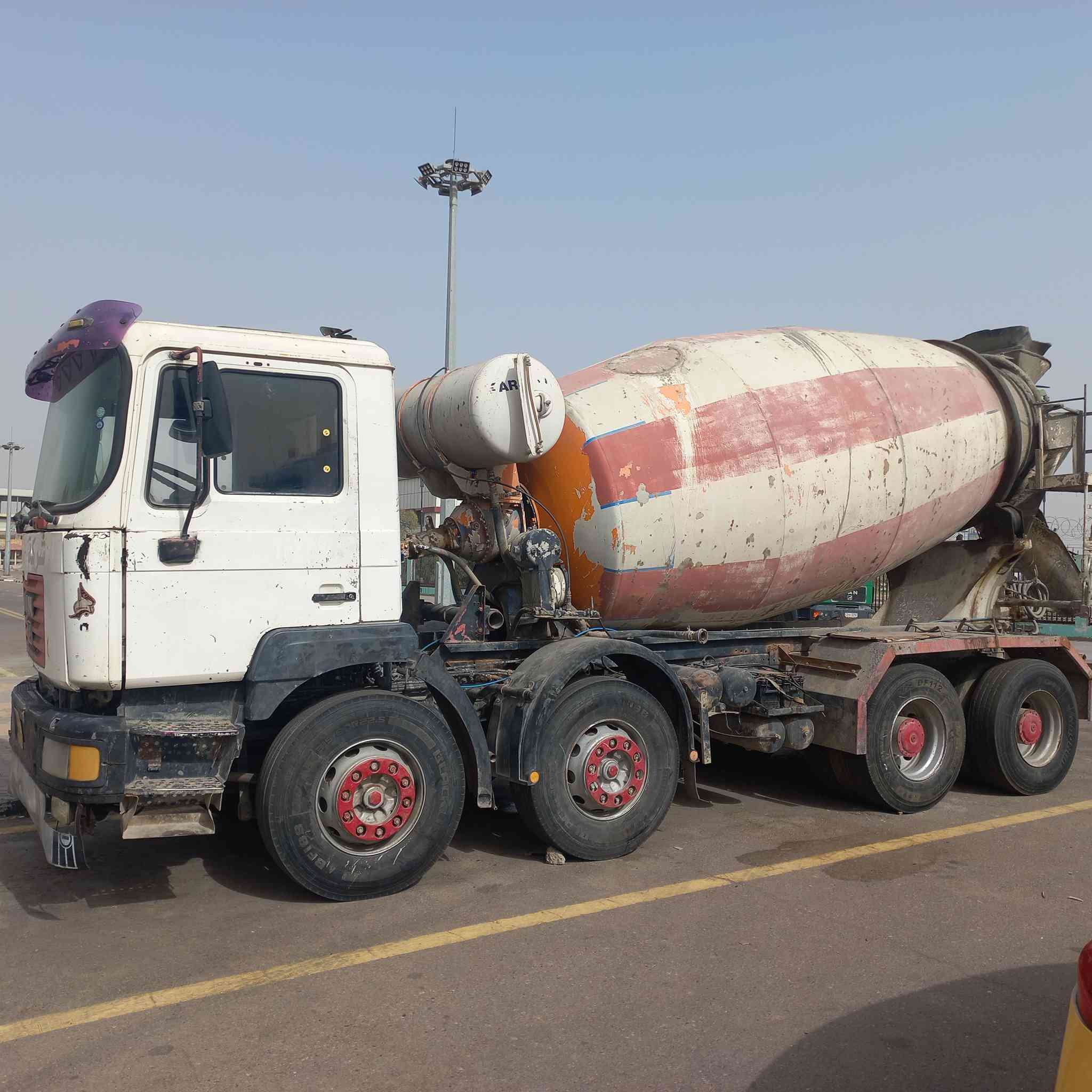 السلام عليكم خباطه مان للبيع 2001 جاهزه للعمل 10 متر المكان بالعماره محافظه ميسان***********
