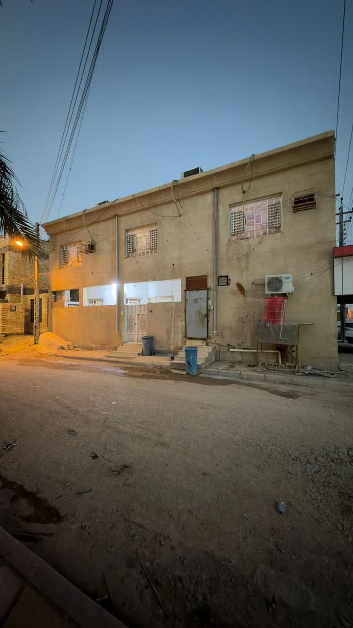 بنايه تجاريه للبيع
تحتوي على شقتين كبيرتين+ثلاث محلات
مؤجره بوارد شهري مليون دينار و موقع ممتاز 
العنوان : العرضات قرب النفق شارع حسينه ابو الفضل العباس (ع) مقابل اسواق سيد حسن 
للاستفسار الاتصال على : ***********
