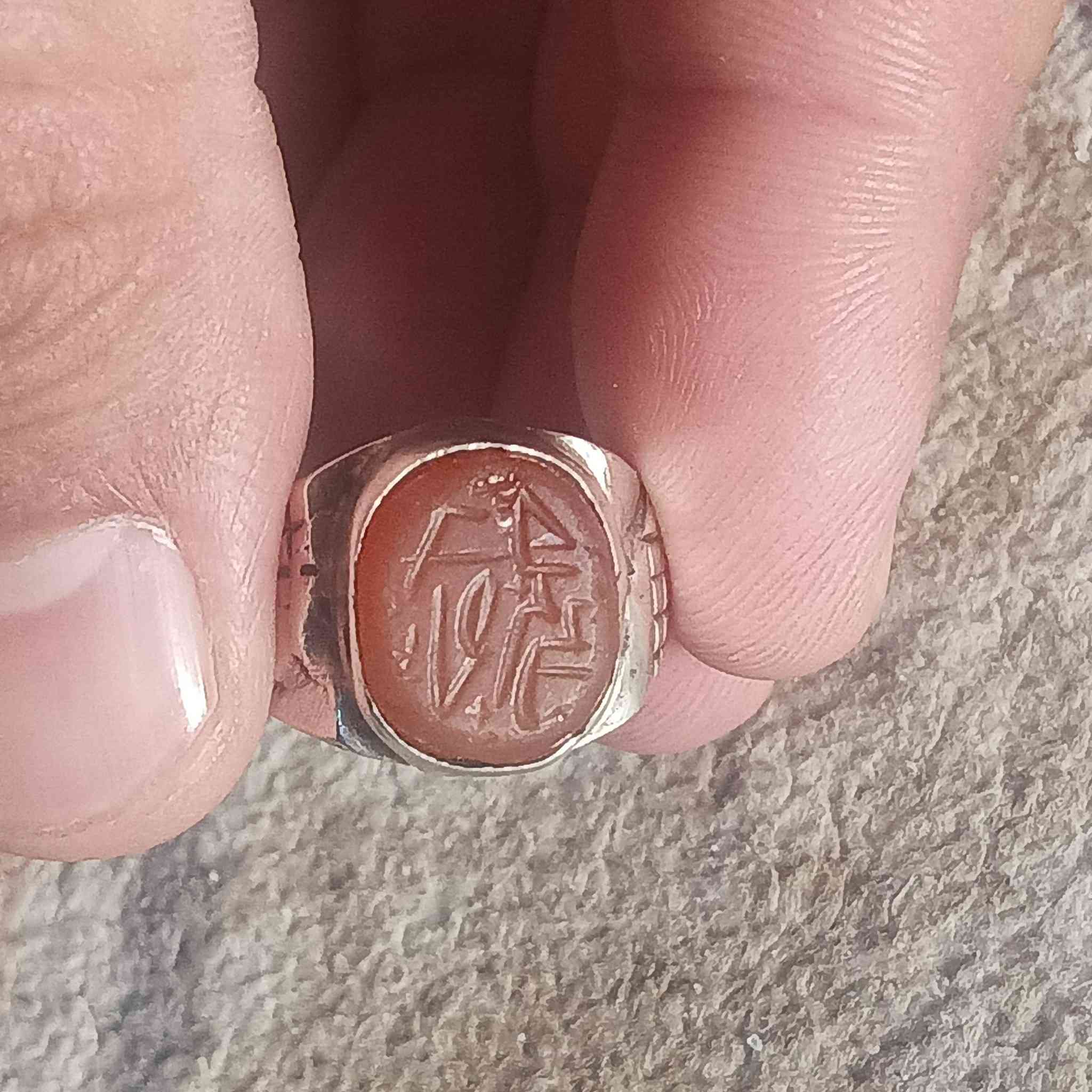 خاتم عقيق يماني قديم جدا خاتم خنصر حجره مشكوله عباسيه قديمه خط كوفي قديم خط شفره كوفي للبيع السعر 100 الف فقط للعارفين بل كوفي


**إذا كنت صاحب هذا الإعلان وتريد حذفه لأي سبب، رجاءا أرسل رسالة إلى الدعم الفني**