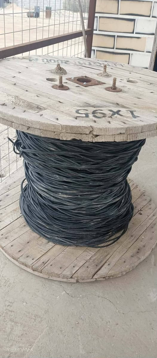 السلام عليكم...للبيع كيبـــل خطــــين التركي الأصلي 
كل خط سبع بتوت نظيف جداً لفه وحده 
مابيه اي قطع الطول 500متر المكان الحمزه الغربي منطقة الغزالي السعر خاص اواتصل ***********
