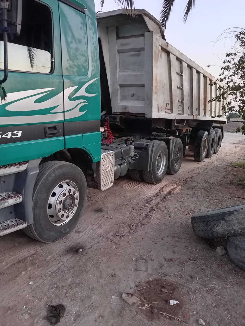 السلام عليكم لوري للبيع موديل 2002 
***********. ***********
