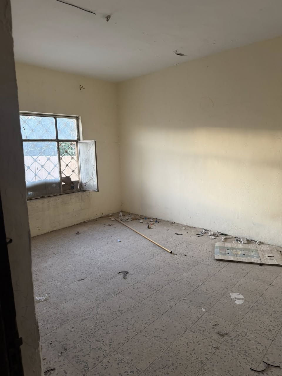 سلام عليكم بيت للبيع في البصرة في حي الزيتون البيت طابو صرف مساحته 215متر البيت يحتوي عل طابقين طابق الاول غرفه+دوانيه+هول+مطبخ+صحيات هاذ طابق لاول طابق ثاني يحتوي عل غرفتين سعر البيت240 ورجائن المو شراي لايرسلني الهاتف ***********
