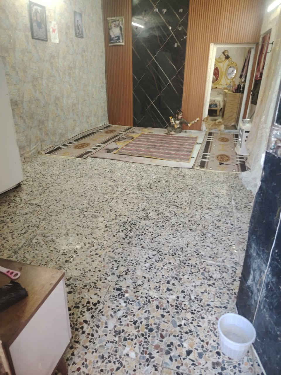 سلام عليكم بيت مساحه 80 متر تجاوز العنوان بغداد الأمين ثانيه بشارع المكاتب يم مخبز الساعدي يتكون غرفه النوم وصاله جبيره ومطبخ خارجي وحمام خارجي وحوش ومخزن علا طول البيت السعر 20وبي مجال انتصال علا رقم ***********
