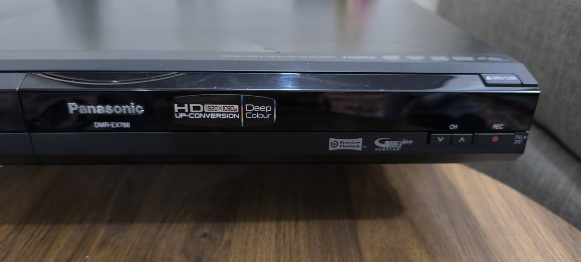 السلام عليكم
جهاز DVD 
ماركه Panasonic 
صناعه سلوفاكيا 
يحتوي على هارد ديسك 160 كيكا 
مخرج HD.AV
كامل شغال 
مع الريموت كنترول 
السعر 40 الف 
التوصيل 5 بغداد 6 باقي المحافظات


**إذا كنت صاحب هذا الإعلان وتريد حذفه لأي سبب، رجاءا أرسل رسالة إلى الدعم الفني**