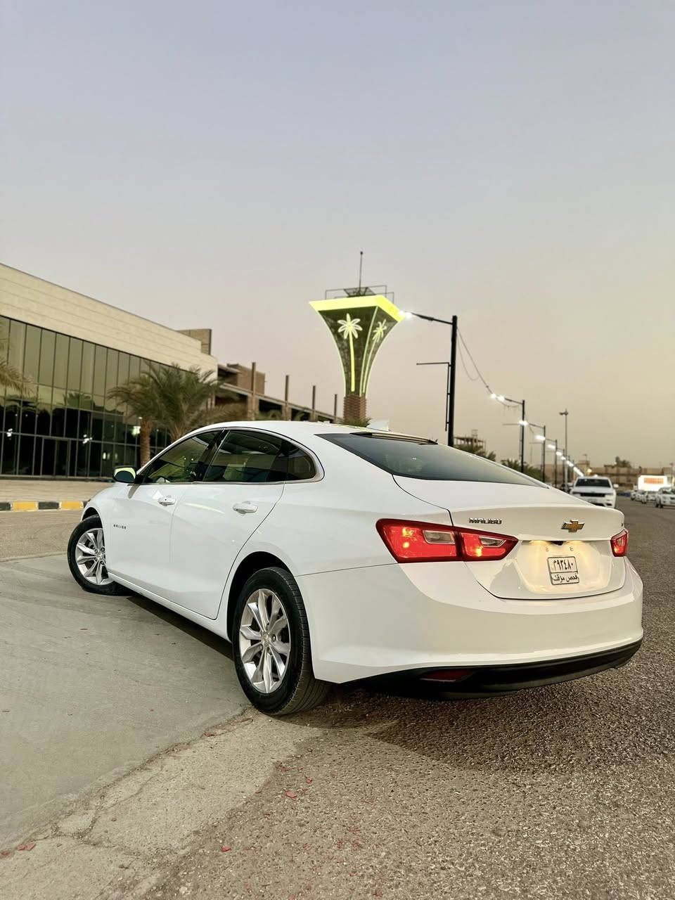 شوفرليت ماليبو 2023 فئة LT ابيض
بدون رقم تترقم جميع المحافظات..
المواصفات :
محرك 1500 تيربو 
بصمة تشغيل +بصمة ابواب
تشغيل عن بعد 
كرسي كهرباء 
تحكم ستيرن 
مثبت سرعه 
شاشة كبيرة تدعم ابل كار بلي واندرويد اوتو (وايرلس)
تدفئة كشنات 
هاند بريك بصمة 
رادار امامي 
اطفاء ذاتي 
بلوجكتر LED 
قطعتين تبريد مناخي منفصل امامي وخلفي
مانع انزلاق 
منفذ شحن / بلوتوث /  اواكس / USB A + USB type C 
الضرر : باب خلف السائق مصلحة ومصبوغه نفسها + هلال الچاملغ الخلفي وكارت بحافة البنيد (صور الضرر مرفقة)
السيارة نضيفة جدا وبچمها سليم من راديترات و شواصي وغيرها ..
 ‎للتواصل او الاستفسار : خاص او واتساب ***********
