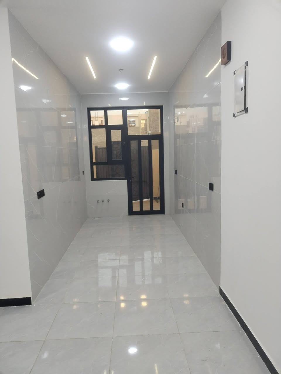 #لدينا_دار_للبيع مساحه 100 متر واجهه 6 وربع ونزال 16 طابو زراعي سند 25 قرار محكمه البيت يحتوي على3 غرف نوم وصاله وستقبال ومطبخ  العنوان بغداد الدورة مدخل البوعيثه مجمع الحليم 
هاتف ***********
***********
