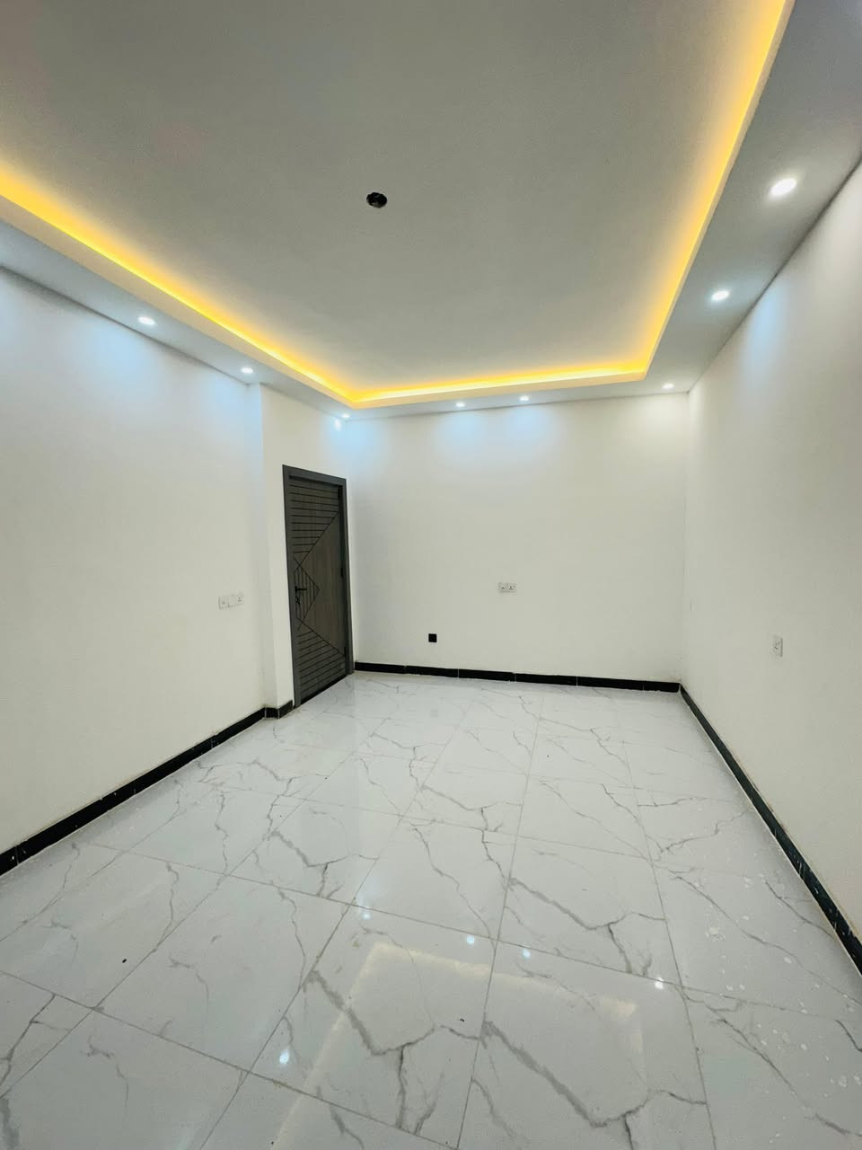 السلام عليكم
دار مساحه 100 متر للبيع 
وجه 5 نزال 20 
طابو ملك صرف 
يحتوي على 
كراج و مدخلين و صاله و مطبخ و غرفه نوم وخدمات 

الطابق الثاني يحتوي على غرفتين نوم و خدمات و سطح 
الموقع الدوره ابو دشير قرب مستوصف التحدي 
الاستفسار الاتصال على الرقم
***********
***********
