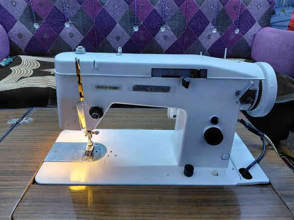 السلام عليكم
مكينه بولوني باب اول ياباني  مال الاسواق المركزيه
كامله شغاله عدل وزكزاك وتطريز
هيه والميز 
السعر ٢٥٠ وبيهه مجال 
***********
