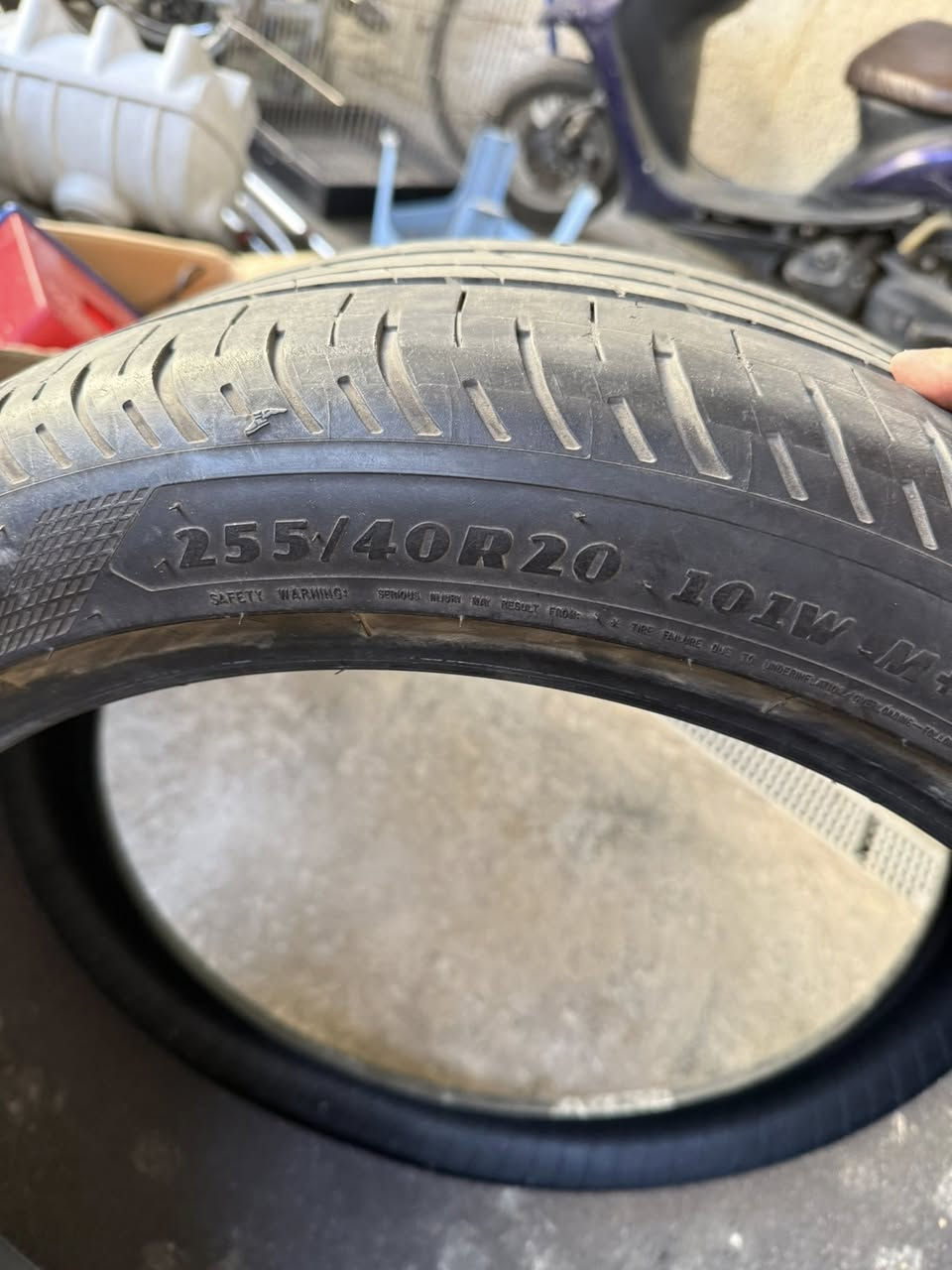 تاير تيسلا y يستخدم سبير السعر 15 الف بغداد حي الجهاد ***********
