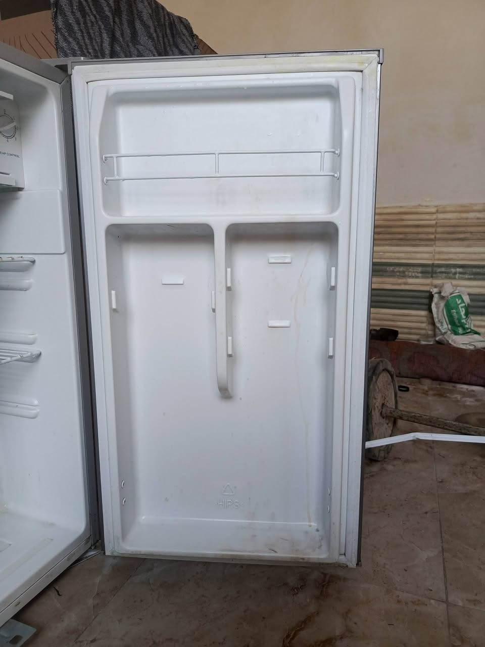 ثلاجة 6 قدم اخت الجديدة تجميد فول السعر 100 وبيهة مجال التواصل ***********
