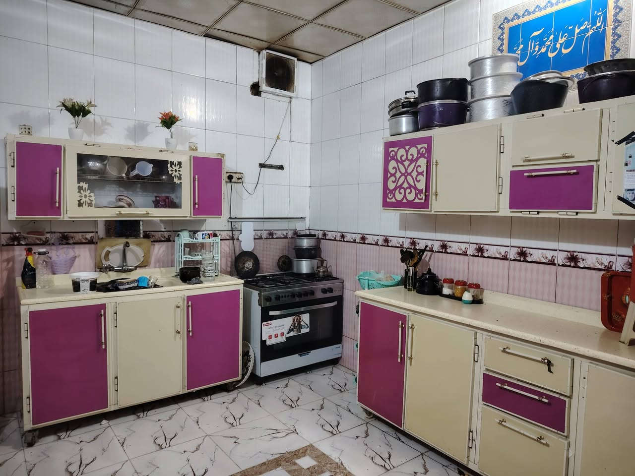 دار لبيع في التقيه ثالثه خلف مطعم بغداد طابو صرف ركن ع ساحه  طابقين المساحه ١٤٠ متر البيت عكاده 
٣ غرف نوم وصاله واستقبال مطبخ وصحيات داخليه خارجيه 
استفسار ***********
