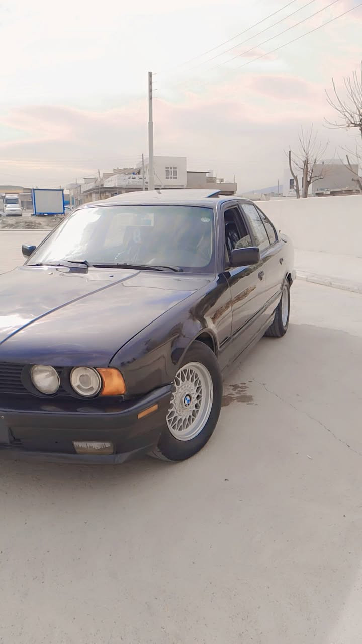 لبیع بی ام حجم بیلادی525iaمودیل1992محرك مسكر فانوص كیر اوتوماتیك تبرید سلایت جام كهربائی فول مواصفات بدون ضربه عام بخ جمالی مكان قضاء بردراش
تحویل شرت (غرامات ملیون تنزل من سعر)67مجال  رقم تلفون***********/***********
