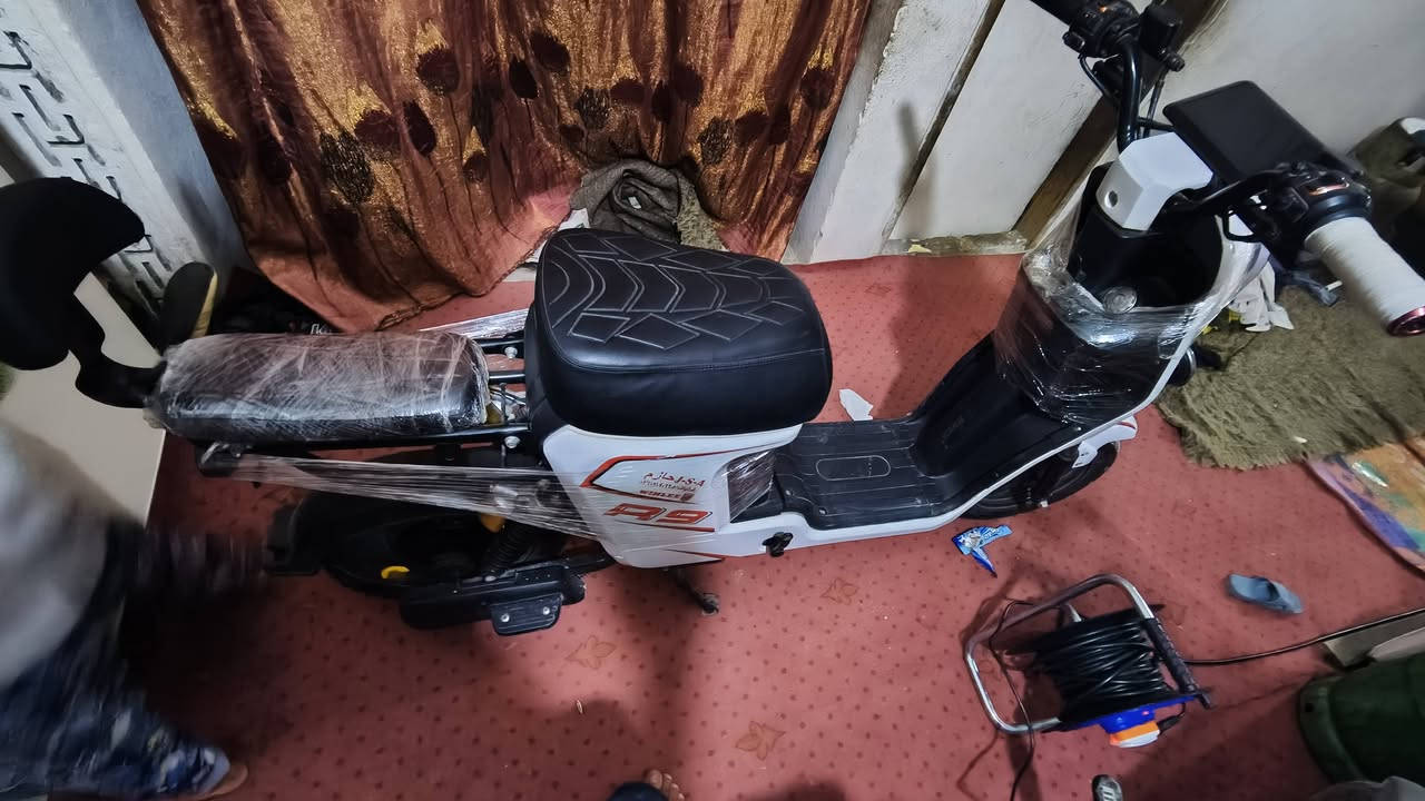 السلام عليكم دراجه R9 للبيع الدراجه شوفت عينك كلشب نضيف وكلشي شغال البطاريات قبل سبوعين مبدلهن الدراجه كلش حلوه سلتهه موجود ماشادهه  بلمشي مكاني اشارع الوفود السعر 375الف وببهه مجال للطيبين 
الرقم ***********
