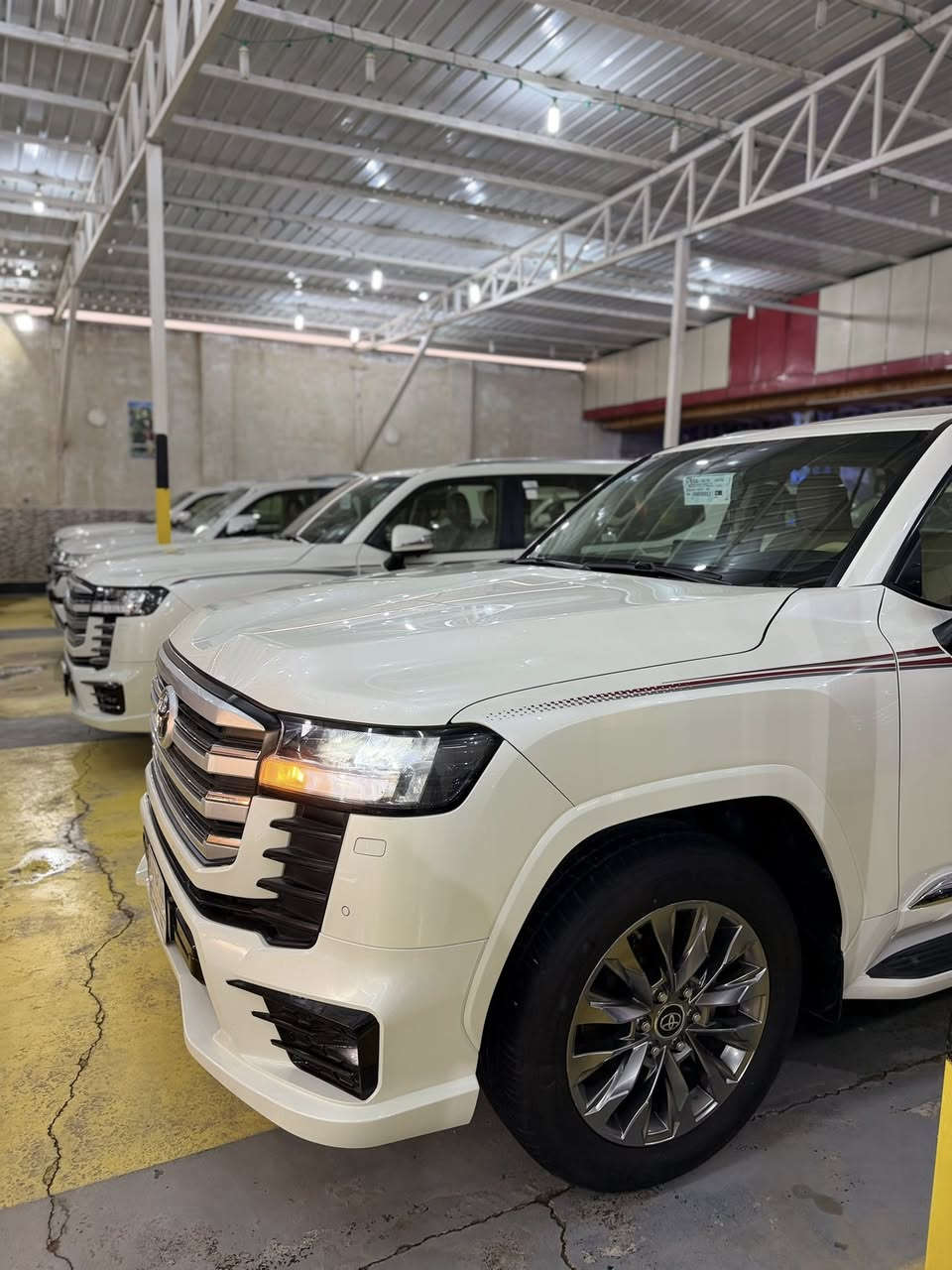 يعلن معرض بيت شريجي👑 عن وصول تويوتا لاندكروز 2022 limitedساز اصل ضمان وباركود لسياره مرقم بغداد فول شاشات وتطبيق  مكفوله  نستقبل بيع او مراوس العنوان كوت حي لحكيم  سعرها 66 الف وبيها مجال 
#تويوتا_لاندكروز 2022✈️limited سبعينيه
اللون: ابيض
عداد المسافاات km48
المواصفات:  رقم بغداد فول مواصفات ١/١
سلايد(فتحة قمارة)
كراسي جلد اصلي(بيجي)
كراسي اثنين كهرباء
تبريد خلفي شاشة
شحن الهاتف لاسلكياً
ثلاجه
كروس سرعة 
خمس بصمات
فول تحكم استيرن(جهتين امامي+جهتين خلفي)
شاشة عرض الاعطال
صندوك كهرباء(شفط)
فتح صندوك تلقائيا  
دبل كير(عادي+اوتوماتيك)
ناقل حركة ٨ نمر
دبل حساس(امامي+خلفي)
نظام تحكم بمستوى الضوء الداخلي
مانع تزحلق
نظام فتح الابواب لاسلكياً
فور ويل
شاشة امامية كبيرة اصلية
شاشات خلفيه تطبيق 
كامرة خلفية اصلية
تشغيل عن بعد
دوسات كتابة landcruiser
اشارة بالمري
مري كهرباء(شفط)
لايت عدسة زنون(عالي+ناصي)
لد امامي
#ويل_20_الجديد_كليا
#سستم_صوت
مدخل
CARPLAY
‏BLUETOOTH 
‏AUX
‏I POD
‏USB
‏CD

للاستفسار الاتصال بِنَا على الأرقام التاليه

  حسنين ‭0771 508 5598‬ واتساب او اتصال
