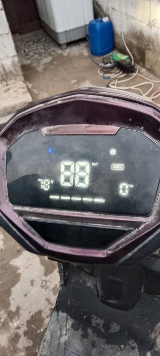 السلام عليكم دراجة لبيع  شحن  سكنس  موديل 2025   ملف 2700 نحاس 5 بطارية اكبار تمشيك الشحنة الوحدة  70 الى 80 السرعه 90 حقيق بها صندوك 2 كارت 2بصما2 اسويج  الدراجه كامل كلش نضيفه نقصها بس غسله مكان بغداد الزعفرانيه للاستفسار اكثر الهاتف  *********** غير متواج على الفيس
