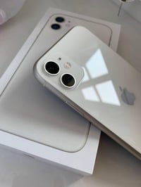 ايفون ١١ عادي  شرق اوسط وتر بروف وياه كارتونه ابيض نضيف ما مفتوح بطاري...