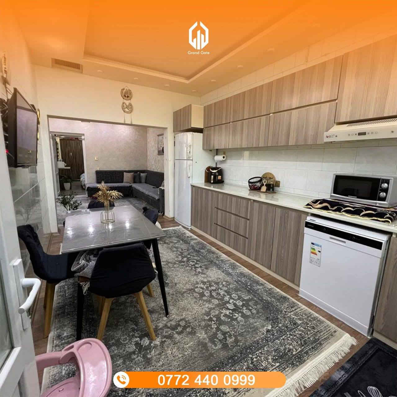 خانوو لە فەرمانبەران
٢ قات بۆ دوو ماڵی جیا
ڕووبەری ١٢٨م  ڕوو بە کەرکووک
١٠ دەفتەرو ٦٠ گەڵاو مامەڵە
***********
***********
