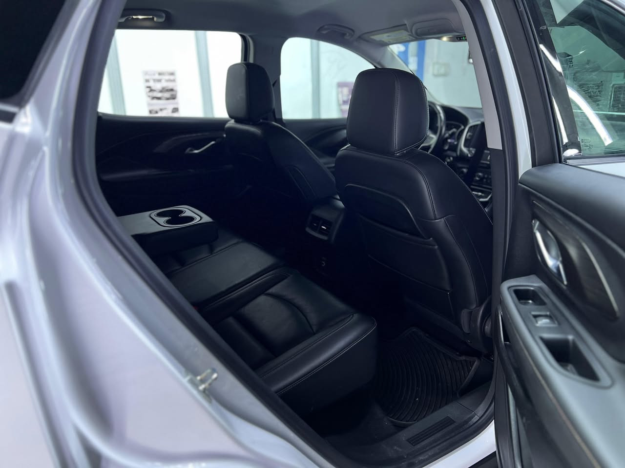 سلام عليكم للبيع جمسي تيران 2022 
موصفات سياره فول ماعده سلايت 
ضررها تبديل جاملغ وشبر من الباب صبغ 
مكان سياره كركوك 
ولاستفتسار ***********
