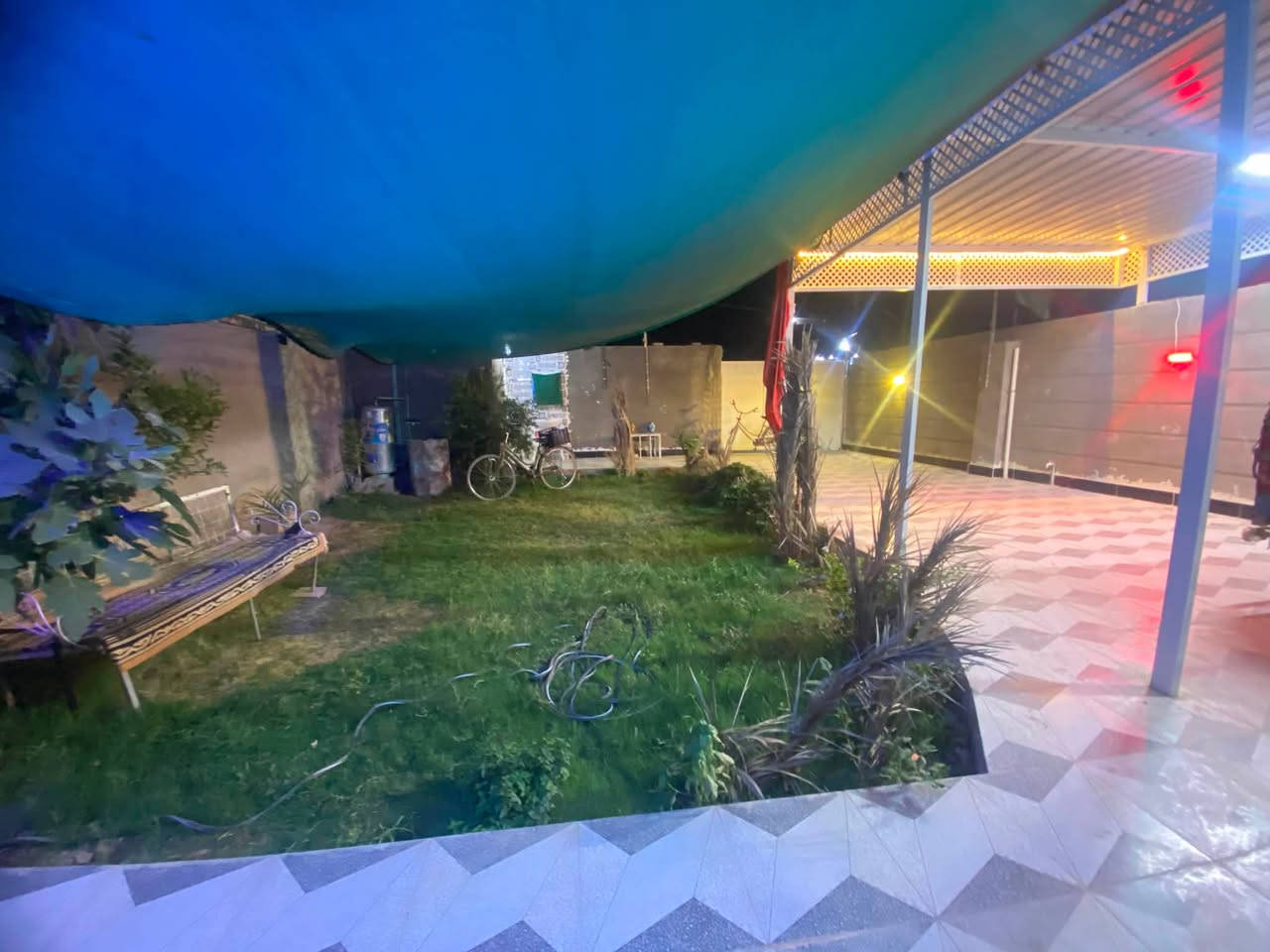 سلام عليكم  بيت + قطعه.  المساحه. الكليه 640 البيت يتكون. غرفتين نوم  وستقبال وهول ومطبخ  وسطحه صب مسلح. والبيت جاهز ومابي اي نقص  الموقع بستان بيت ناصر العبود خلف بيت حيدر سامي    وبيت عمار الكريم. السعر 105 وبي مجال  
الاستفسار.       ع الارقام  التاليه ***********     ***********
