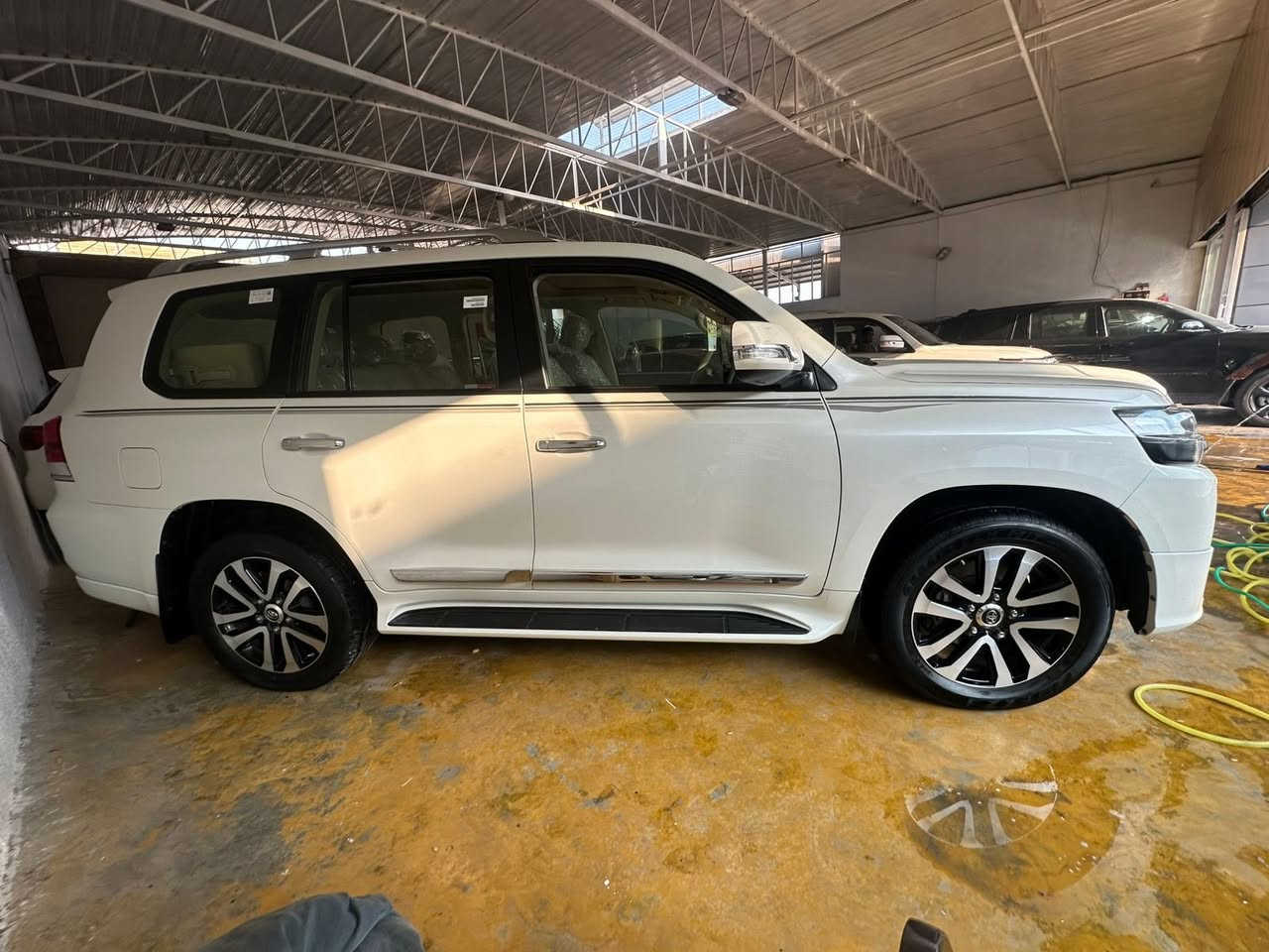 السلام عليكم اخواني و اخواتي  لاند كروز 2019 ساس باب اول 
المواصفات
3شاشات 
دبل ماوس
شاحن واير ليس
باب خلفي كهرباء
دبل كرسي كهرباء
كرسي الساىق 3حركات
بصمه
زراك اماميي
حساس امامي حساس خلفي
مكينه 6سلندر 4000
كير ومكينه عله وضعيت الوكاله
سنويه و هزه و رقم جديده
السعر// اكتب رقم واحد ويوصلك خاص 
***********
