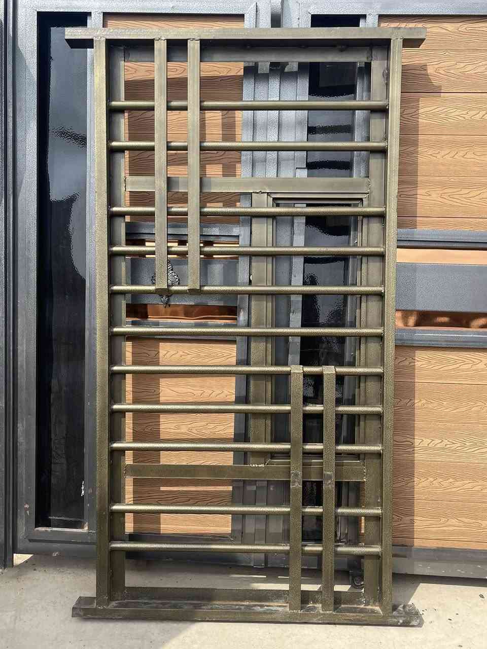 تحية طيبة يوجد لدينا كافة أنواع الأبواب والشبابيك الحديد والخشب الحديثة بأجود الأنواع وجميع القياسات العنوان قضاء الرفاعي 
قرب جامع رمثان ***********
