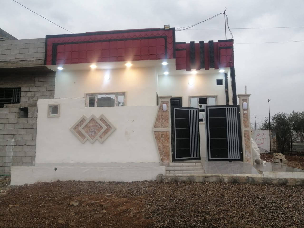 بيت للبيع 100متر مربع غرفتين نوم واستقبال ومطبخ البيت فول واحد على واحد أساس بادلو المدرسة الصينيه
ماء كهرب البيت رقم واحد وصل بلديه طريق دهوك القديم 
سعر البيت 44 مليون وبي مجال
***********
***********
