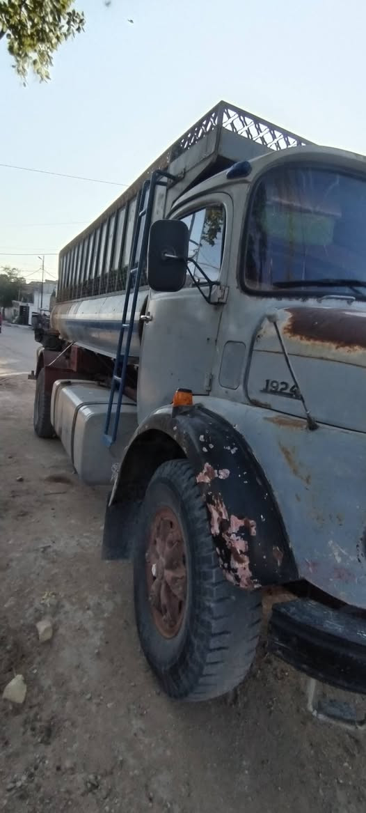 للبيع عشراويه محيرموديل 83مكفول شاصي مكينه كير اكسل قماره مامصبوقه مداورشوكت مايعجبك سنويه ستوهي ا نتهت  تانكي حديداسود ملاحضه كصيره ومطوله من وره الكسن مومن كدام السعر اتصال وبيك خيرودلل العنوان النجف ***********
