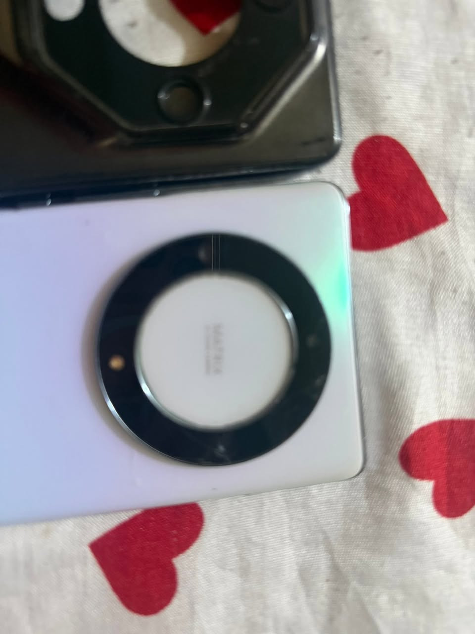 هونر x9a نضيف فقط بي فطر خفيف بالدائره هاي السودة مو مأثر ع الكاميرا والتصوير فول ذاكرة ٢٥٦  سعر ٢٢٠  
‭***********‬
