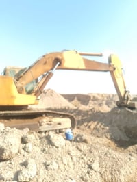 حفاره لبهير حجم 934 الحفاره شغاله كلها فقط تريد حداديه للجب محرك كنترو...