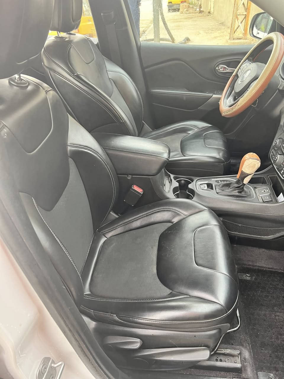 جيب بزون
شيروكي لاتيديود بلس ٢٠١٩ ماشيه ١٠٠ الف كيلو جاهزه من كولشي حادثهه بسيط بدون اير باك تدفأة بالكشنات والستيرن شاشه كبيره ويل ١٨ كامره دوارة محرك ٢٤٠٠ اربعه سلندر رقم اربيل مكان السيارة النجف للتواصل على الواتساب *********** 

السعر ١٤٣ ورقه وبيهه مجال بسيط
