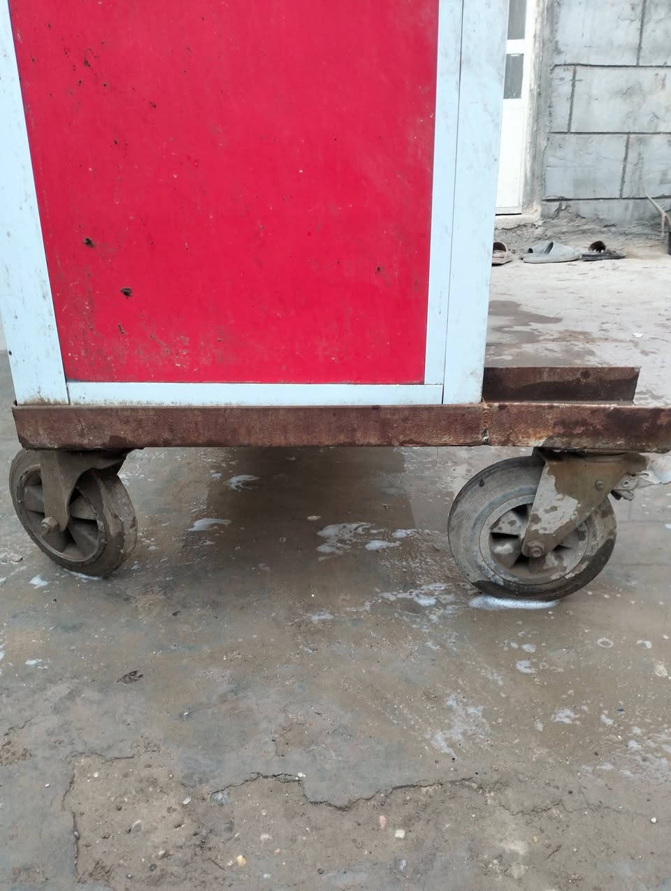 السلام عليكم 
ميز جامخانه المنيوم العرض مترين 
 بعجلات لسهوله الحركه 
الارتفاع مع العجلات من الارض 190 سم واذا تفصل قاعده الحديديه يصبح 170 
توجد فيه مسطره في الاعلى رحله تعليق اللحم لمن يعمل في المشويات
السعر 225 بمجال مكاني بغداد ابو غريب 
*********** موجود واتساب
