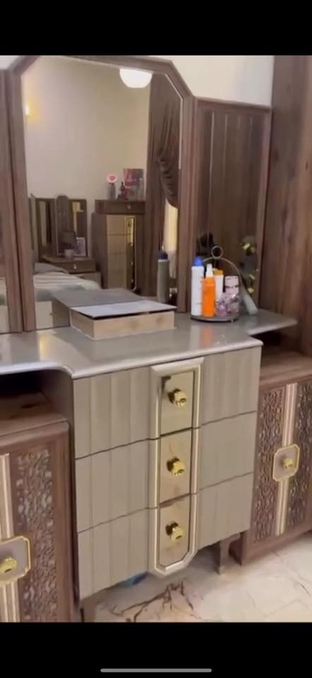 غرفة نوم للبيع فخمة جدا السعر مليونين ونص وبية مجال لليشتري غرفة تتكون من ١١ قطعة غرفة ثكيلة كلش وتكمة تتكون من سرير  وميزين يم السرير وكنتور سلايد ابو اربع بيبان وكنتور ابو بابين وكنتو ثاني ابو بابين وميز تواليت جبير وجرارات  وشازلونة يم السرير  وشازلونة صغيرة مال ميز تواليت ولغرفة كلش راقية وفخمة واخذتة قبل سنة ب اربع ملاين ابيعة مليونين وربع قفل الشراي يتصل ع هذا  الرقم او يستفسر واتساب 
***********
