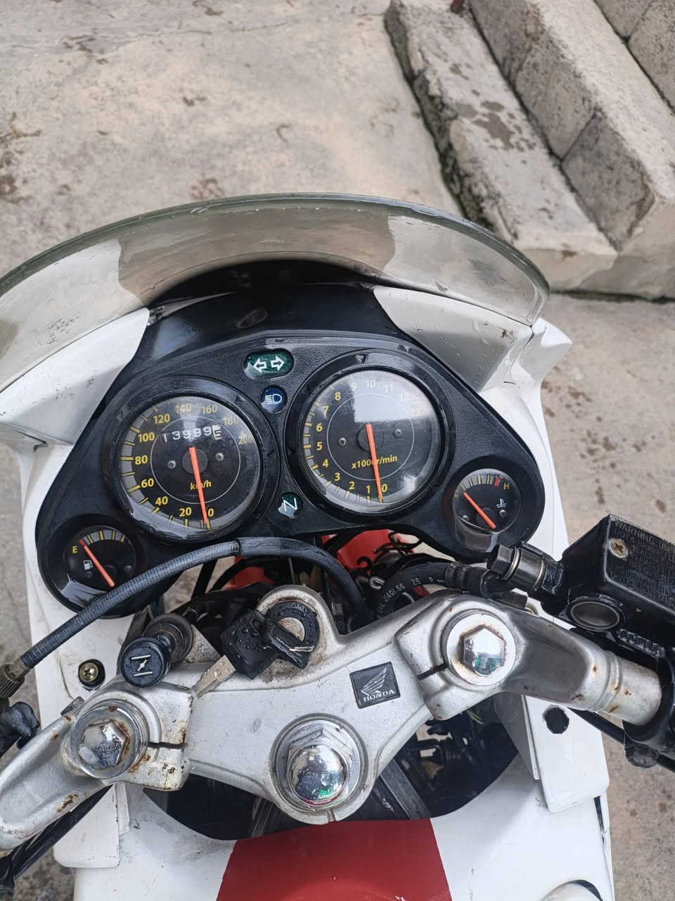 ماطور للبيع هوندا ياباني شرط محرك كير سلف راديتر سطام دهن امامي خلفي حساس رجل لايت  ناصي كيجات حماوه بانزين سرعه رون حماوه باتري جديد بدون اوراق مكفول من السرقه السعر سبعمئه وخمسون الف وبه مجال الموصل الجانب الايسر حي الميثاق الاتصال على الرقم ***********
