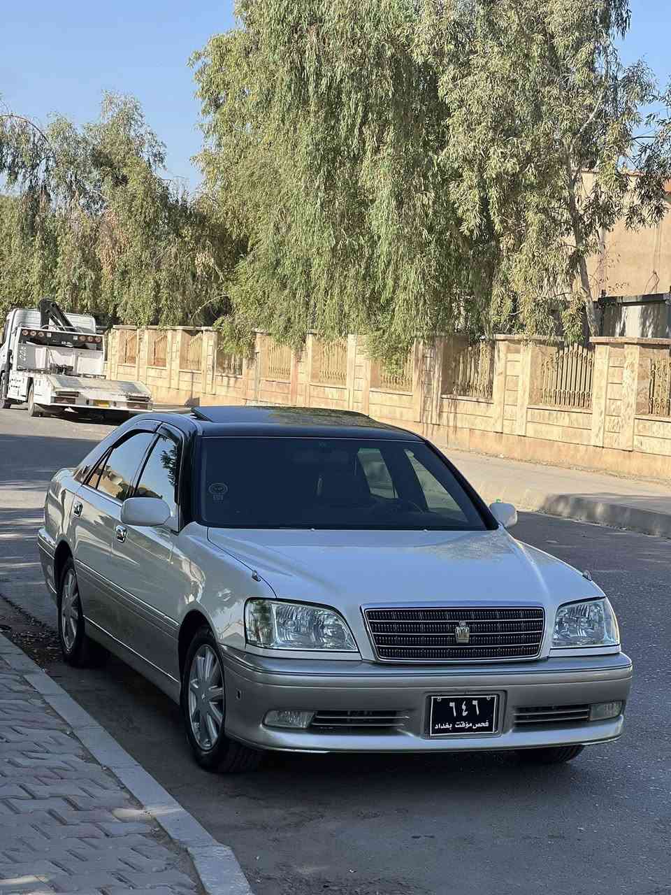 مەلیکە ساغ
٢٠٠٣
سێ دوگمە 
سڵاید پەردە
پاکەتی لۆک
نمونە لە جوانیا
ویل نەجمە تایە لۆک
کۆدی بۆ کراوە
تەنها سەقف و شانەکانی بۆیاغە بەبێ چەکوش ومەعجون 
دەعامیەکانیشی شوختی نیە
نرخی ٥٨ گڵایە
گۆڕینەوەش ئەکەم لەسەر دڵگرت
شوینم کەلارە
***********
