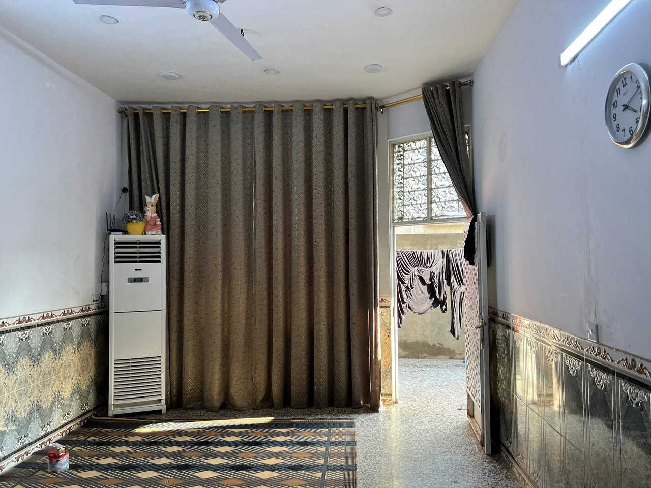 سلام عليكم     بيت للبيع 100متر مربع ركن طابقين قرب جامع الشهيد رائد بي
الطابق الاول 
تواليت +حمام 
استقبال 4x6
غرفت نوم 4x4
مطبخ3x4
مساحت الدرج

طابق الثاني 

حمام 
ثلاث غرف نوم نفس قياسات الطابق الاول

واجهت البيت 9متر 
النزال 14متر 

السعر 120وقابل لتفاوض
الاستفسار 
اتصال +واتساب

‭0783 501 9936‬

‭0771 774 8121‬
