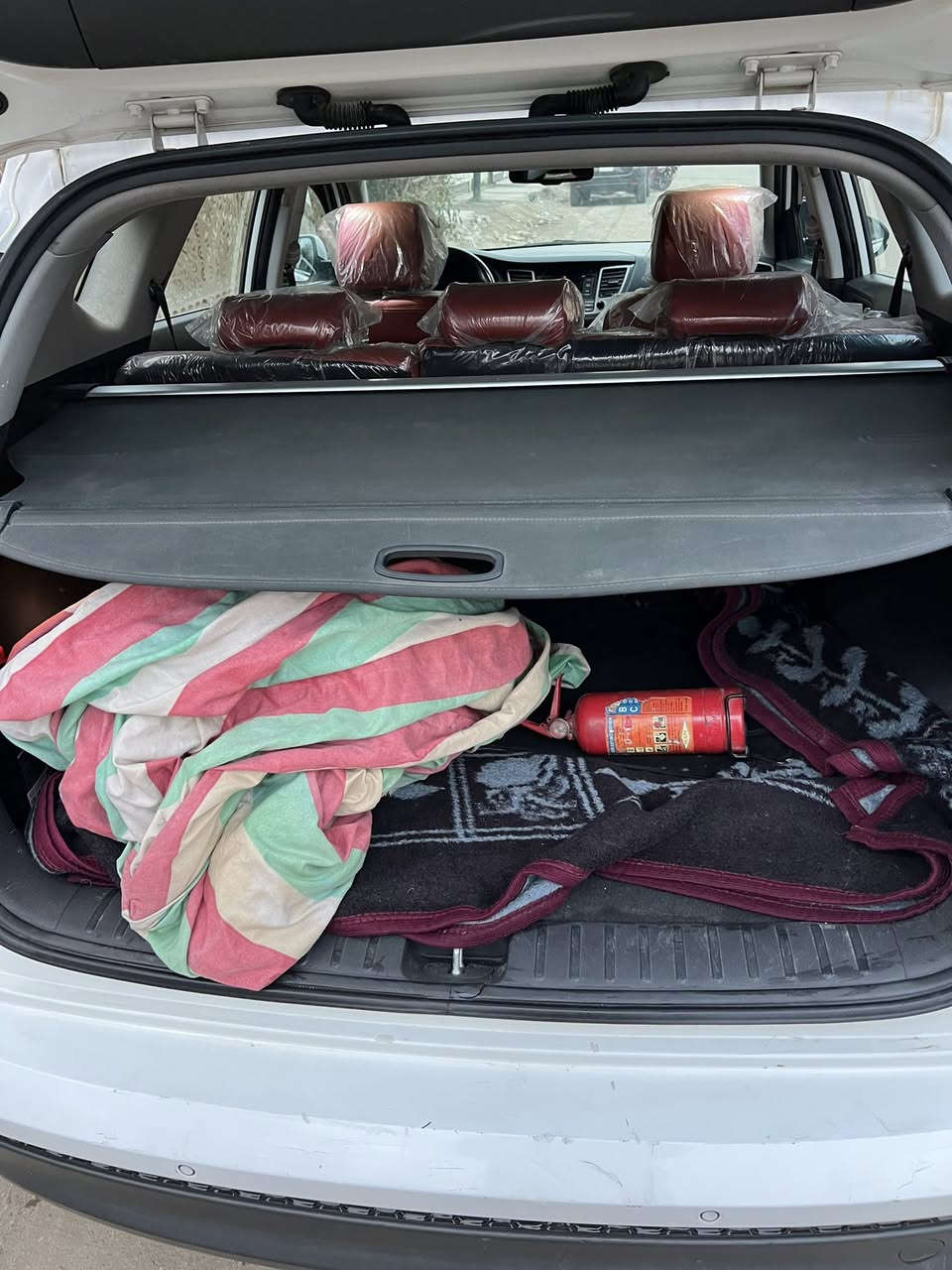 السلام عليكم 
توسان خليجي ٢٠١٨ رقم بغداد 
مواصفاتها 
سقف بانوراما
ويل ١٨ تاير جديد 
كشنات جلد 
محرك ٢٤٠٠ دوش 
ماشيه ١٣٥ كم 
بيها بارد مثل ما موضح بالصور 
محرك ممفتوح كبر ممفتوح 
السياره جديده متصرف عليها اي شي 
للاستفسار الاتصال على الرقم 
السعر المطلوب ١٨٥٠٠وبيها مجال 

***********
