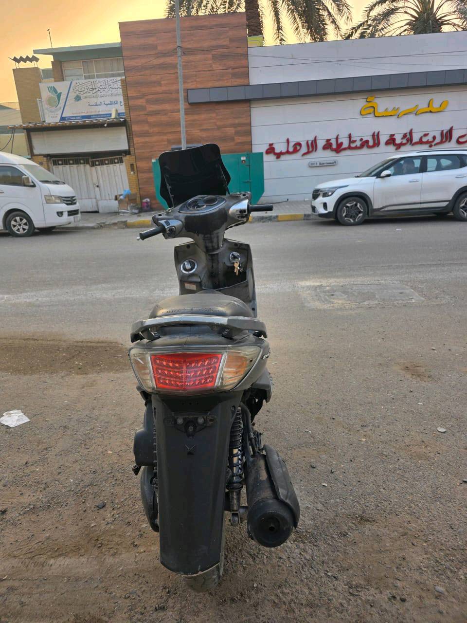 دراجة نارية نوع ياماها بحالة جيدة، مع ملصقات تضيف لها لمسة رياضية. الدراجة مزودة بزجاج واقٍ للرياح. عداد الكيلومترات يبين الاستخدام الجيد حيث تظهر القراءة مدى المحافظة عليها. مناسبة للتنقل اليومي في المدينة بسرعة وأمان.