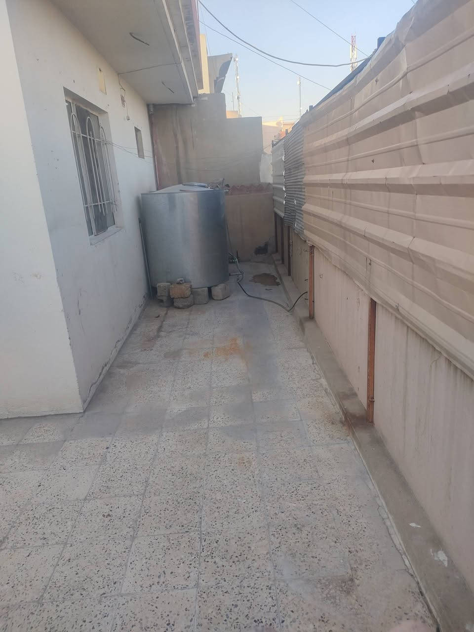 شقه(  طابق ثاني ) للإيجار الموقع حي البكر قريب على جامع الشهيد مجول بيها غرفتين و غرفه صغيره ترهم غرفه للاطفال او مخزن وهول كبير ومطبخ للاستفسار اكثر اتصل على الرقم ***********
